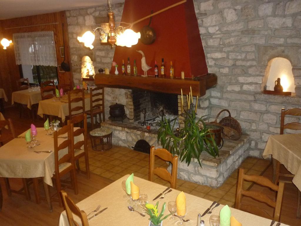 Hotel Restaurant La Chaumiere Du Lac Clairvaux-les-Lacs Exterior photo
