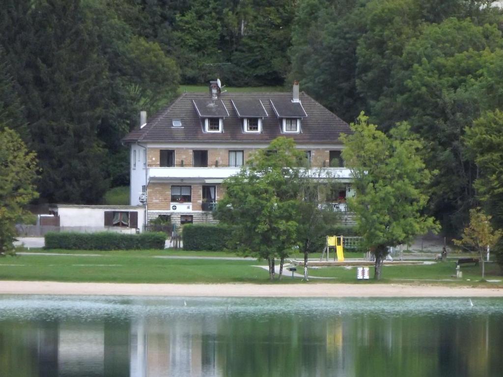 Hotel Restaurant La Chaumiere Du Lac Clairvaux-les-Lacs Exterior photo