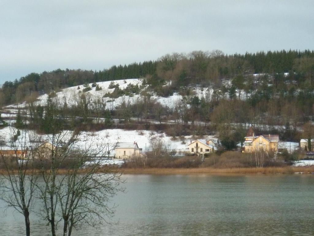 Hotel Restaurant La Chaumiere Du Lac Clairvaux-les-Lacs Exterior photo